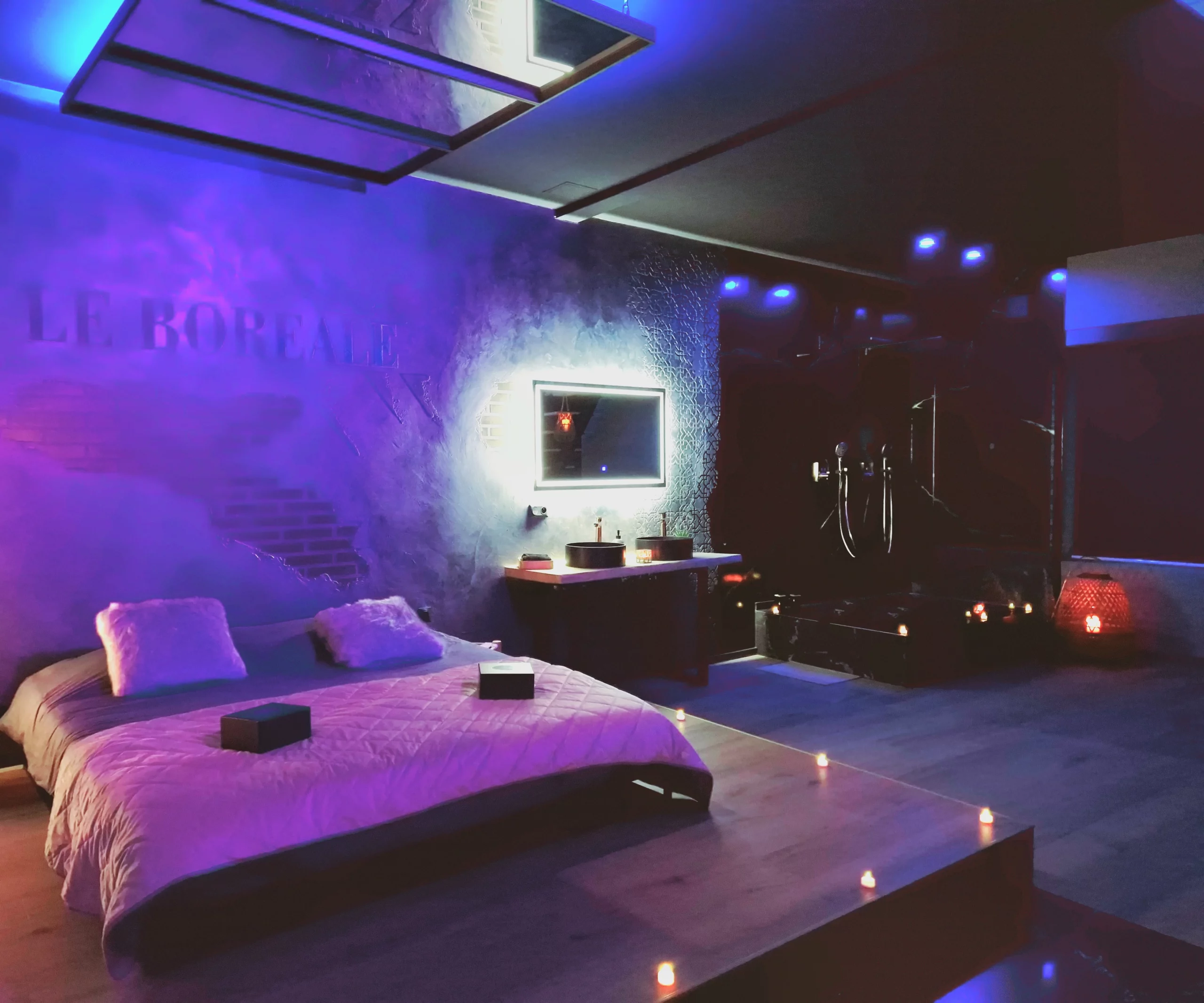 Loft avec lit king size et salle de bain ouverte dans la love room