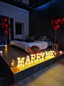 Contactez-nous pour une demande en mariage dans une love room du Luxembourg avec décoration ballon plus pétale de rose avec ses jeux de lumière