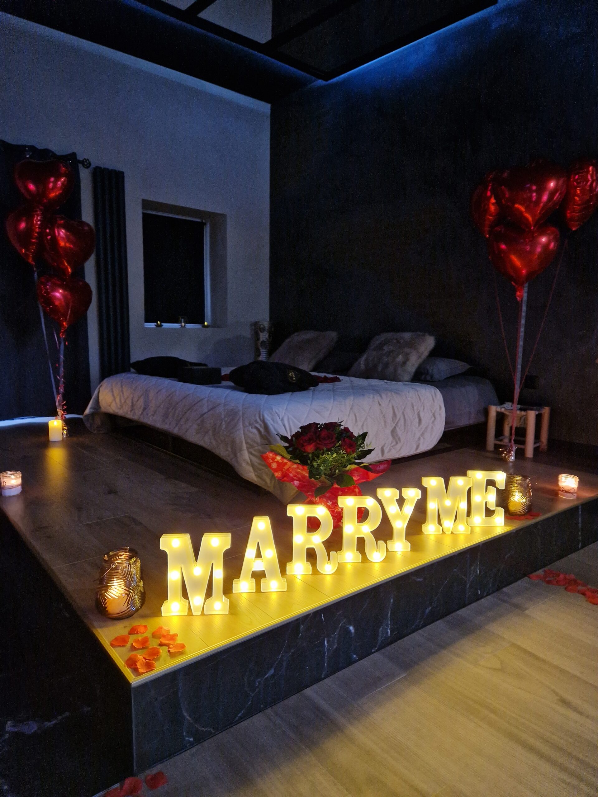 Contactez-nous pour une demande en mariage dans une love room du Luxembourg avec décoration ballon plus pétale de rose avec ses jeux de lumière