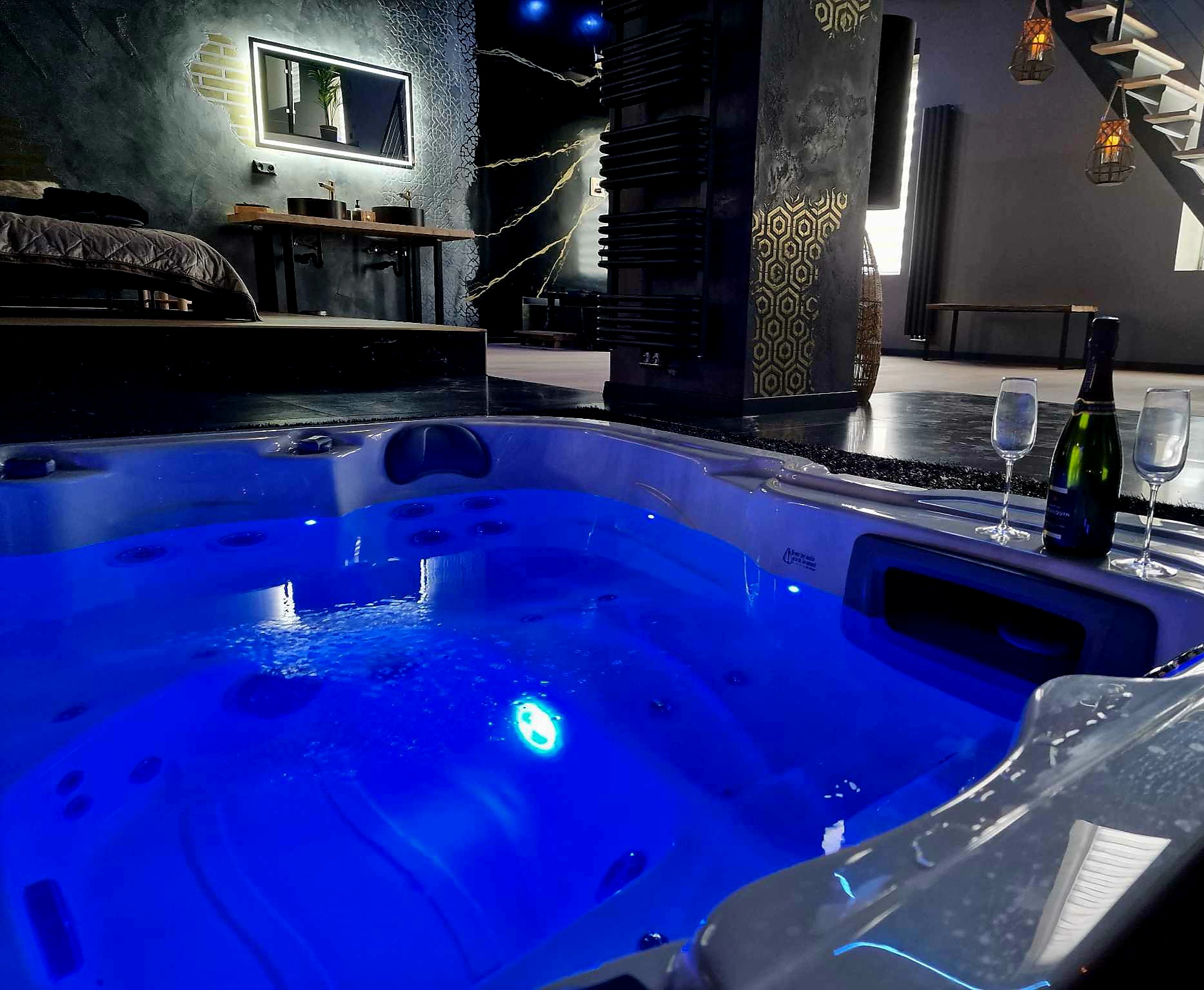 jacuzzi privatif dans une love romm avec une ambiance romantique. Un hébergement insolite qui fait du bien au mental et au corps